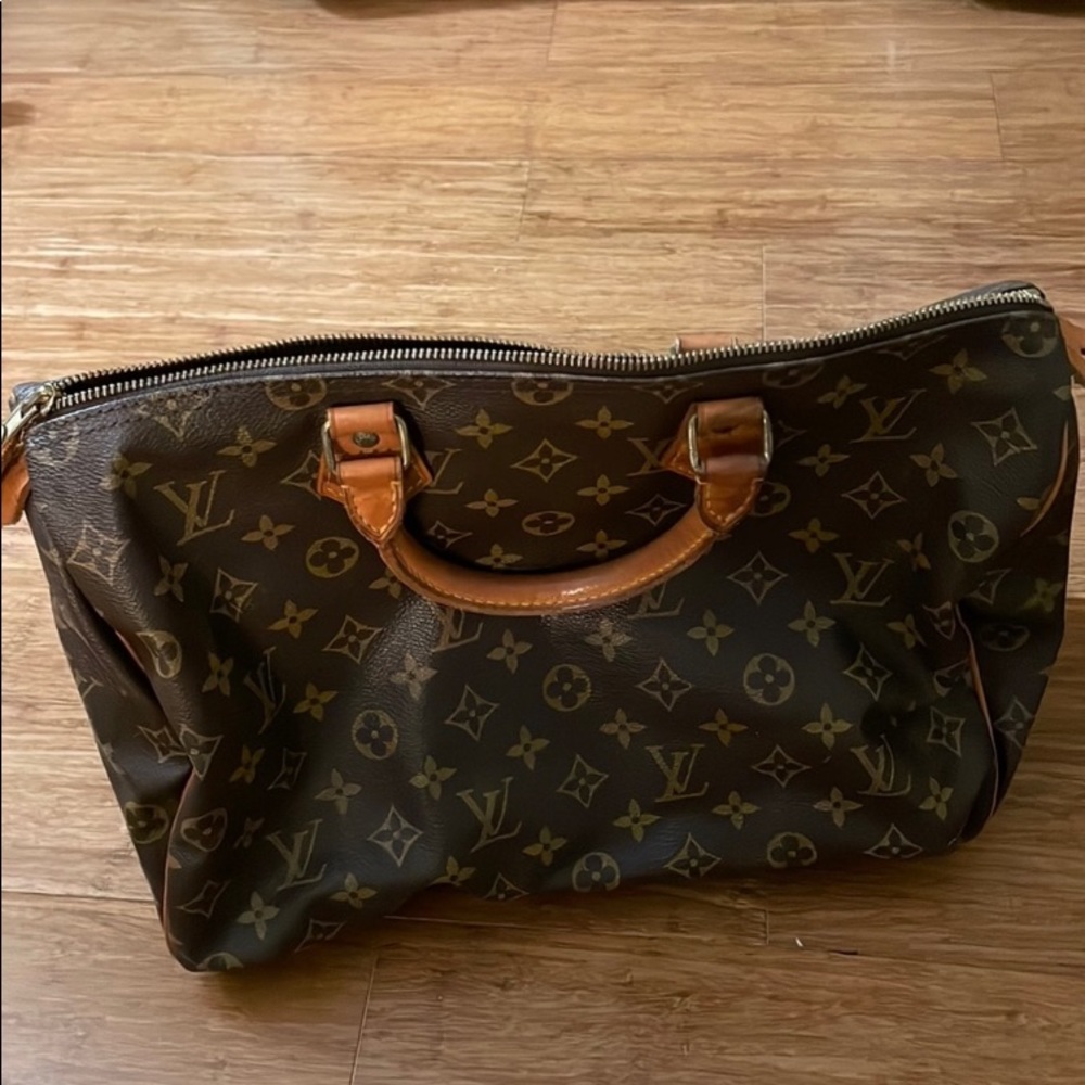 Authentic vintage Louis Vuitton in very good condition. Pictures show code.